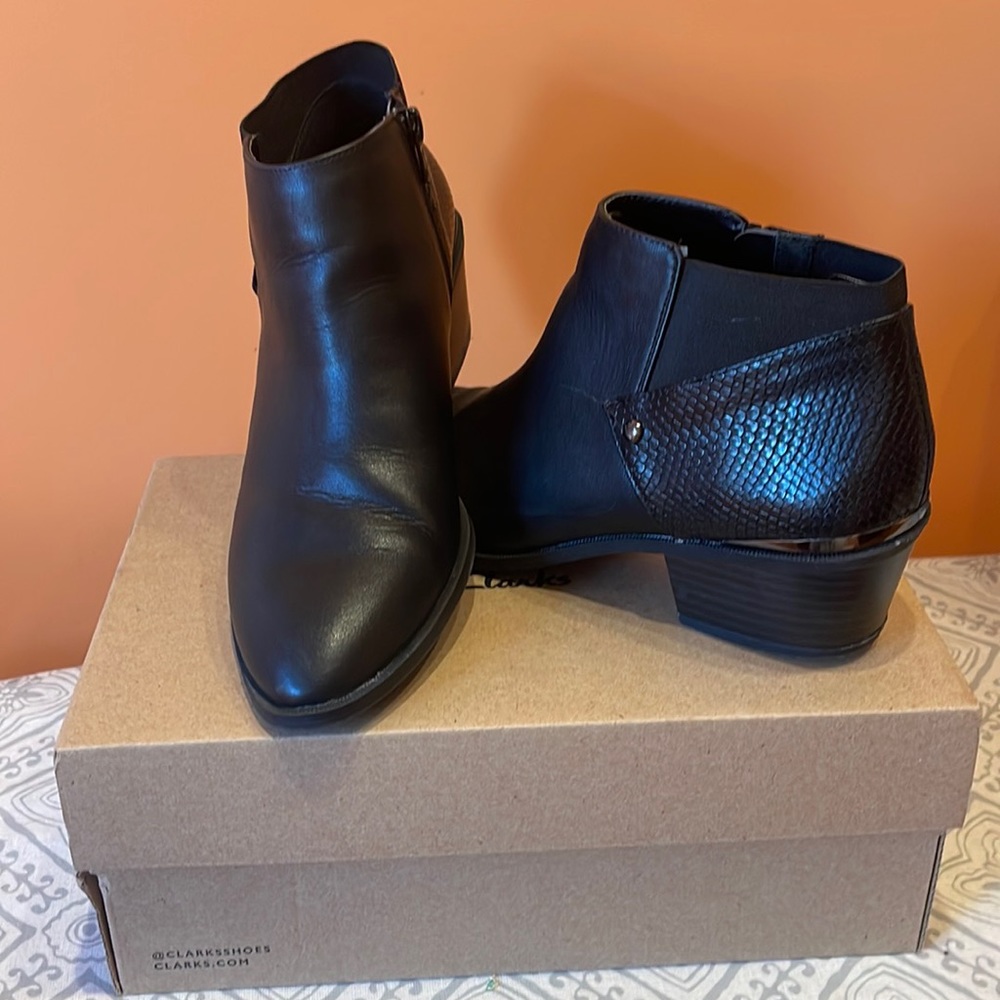 Simply Vera Vera Wang women ankle booties with side zippers| Size 9| Color Black